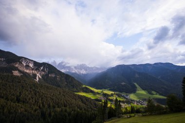 Val Di Funes, Dolomitler, Alpler, Kuzey İtalya 'da günbatımı ve gökkuşağı