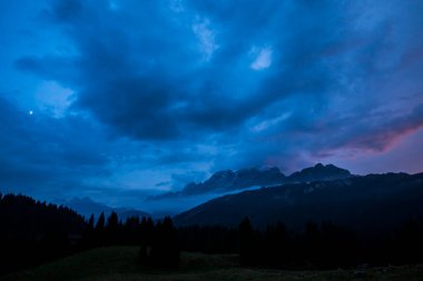 Dolomites dağlarında gün batımı, Alpler, kuzey İtalya. Avrupa
