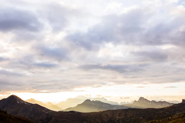 Dolomites dağlarında gün batımı, Alpler, kuzey İtalya. Avrupa