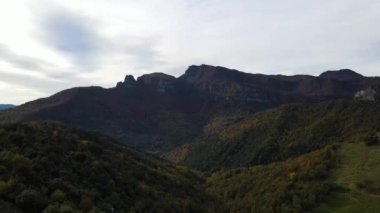 Puigsacalm Tepesi, La Garrotxa, Girona, İspanya 'daki sonbahar manzarasının insansız hava aracı görüntüsü. 4K UHD