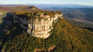 Santuari Del Far, La Selva, Girona, İspanya 'daki sonbahar manzarasının insansız hava aracı görüntüsü. 4K UHD