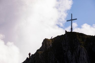 Güney Almanya 'daki Bavyera dağlarında zirveye çıkan insanlar. Avrupa