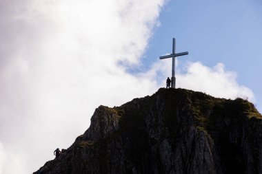 Güney Almanya 'daki Bavyera dağlarında zirveye çıkan insanlar. Avrupa