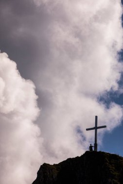 Güney Almanya 'daki Bavyera dağlarında zirveye çıkan insanlar. Avrupa