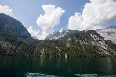 Konigsee Gölü, Bavyera, Güney Almanya 'da yaz sahnesi. Avrupa