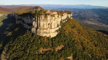 Santuari Del Far, La Selva, Girona, İspanya 'daki sonbahar manzarasının insansız hava aracı görüntüsü. 4K UHD