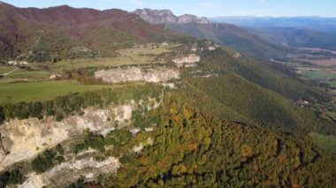 La Vall D En Bas, La Garrotxa, Girona, İspanya 'daki sonbahar manzarasının insansız hava aracı sahnesi. 4K UHD