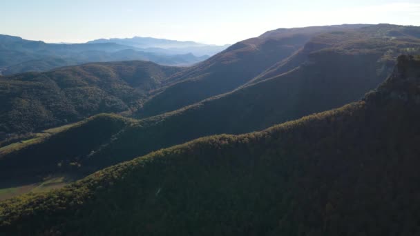 在西班牙吉罗纳的La Vall Bas Garrotxa 用无人机拍摄秋天风景的空中场景 Uhd — 图库视频影像