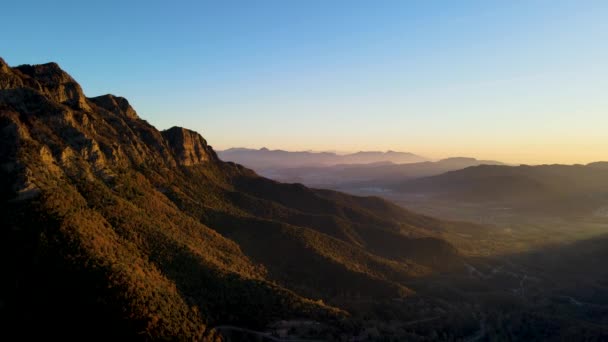 Luftaufnahme Mit Drohne Der Herbstlichen Landschaft Puigsacalm Peak Garrotxa Girona — Stockvideo