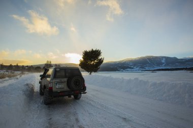 Capcir, Cerdagne, Fransa 'da kış günbatımı ve 4x4 araba.