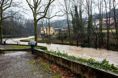 Olot kasabasında sel, La Garrotxa, Girona, İspanya. Ocak 2020.