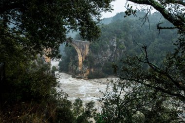 Llierca köprüsünde sel, La Garrotxa, Girona, İspanya. Ocak 2020