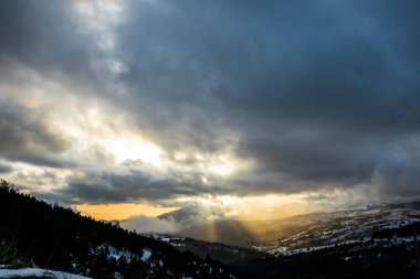 Camprodon Dağları, Pireneler, Girona, İspanya 'da kış günbatımı.