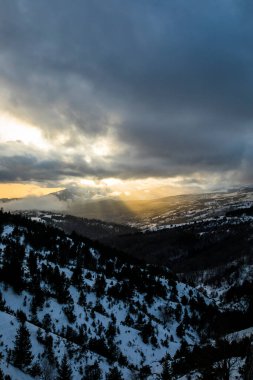 Camprodon Dağları, Pireneler, Girona, İspanya 'da kış günbatımı.
