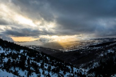 Camprodon Dağları, Pireneler, Girona, İspanya 'da kış günbatımı.