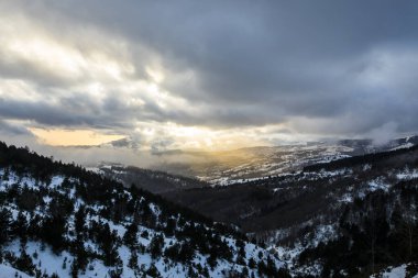 Camprodon Dağları, Pireneler, Girona, İspanya 'da kış günbatımı.