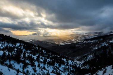 Camprodon Dağları, Pireneler, Girona, İspanya 'da kış günbatımı.