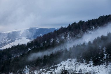 Camprodon Dağları, Pireneler, Girona, İspanya 'da kış günbatımı.