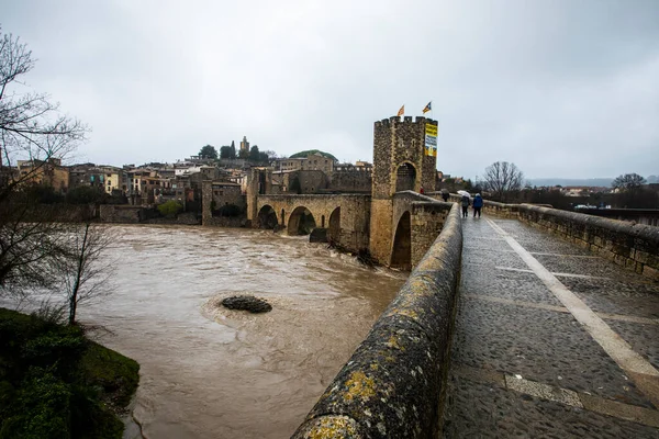 Besalu kasabasında sel, La Garrotxa, Girona, İspanya. Ocak 2020