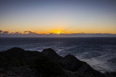 İspanya, Cap de Creus Doğa Parkı 'nda kış gündoğumu.