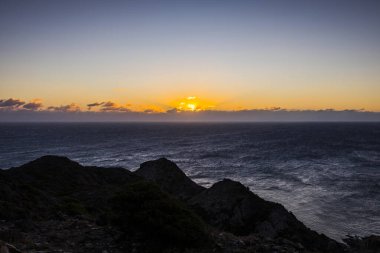 İspanya, Cap de Creus Doğa Parkı 'nda kış gündoğumu.