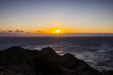 İspanya, Cap de Creus Doğa Parkı 'nda kış gündoğumu.