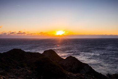İspanya, Cap de Creus Doğa Parkı 'nda kış gündoğumu.