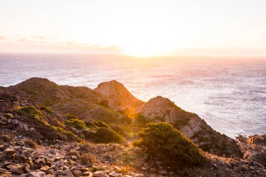İspanya, Cap de Creus Doğa Parkı 'nda kış gündoğumu.
