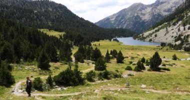 Yaz manzarası ve Aiguestortes ve Sant Maurici Ulusal Parkı, İspanya 'da genç bir kadın.