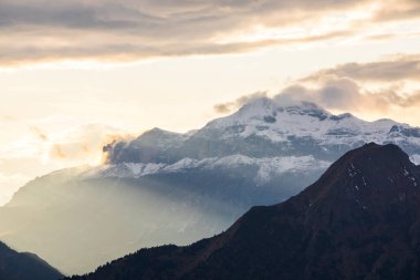Dolomites dağlarında gün batımı, Alpler, kuzey İtalya. Avrupa