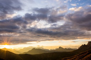 Dolomites dağlarında gün batımı, Alpler, kuzey İtalya. Avrupa
