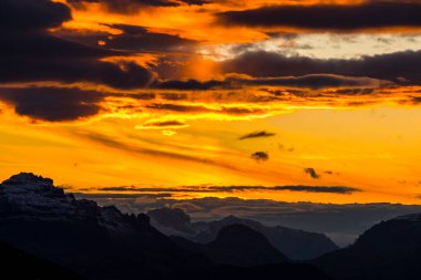 Dolomites dağlarında gün batımı, Alpler, kuzey İtalya. Avrupa
