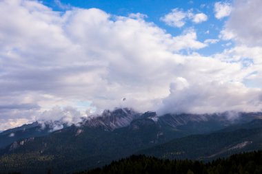 Dolomites dağlarında gün batımı, Alpler, kuzey İtalya. Avrupa
