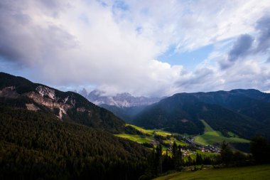 Val Di Funes, Dolomitler, Alpler, Kuzey İtalya 'da günbatımı ve gökkuşağı