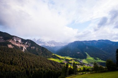 Val Di Funes, Dolomitler, Alpler, Kuzey İtalya 'da günbatımı ve gökkuşağı