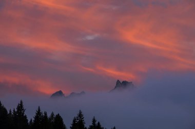 Dolomites dağlarında gün batımı, Alpler, kuzey İtalya. Avrupa