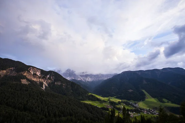 意大利北部Val Funes Dolomites Alps的日落和彩虹 — 图库照片