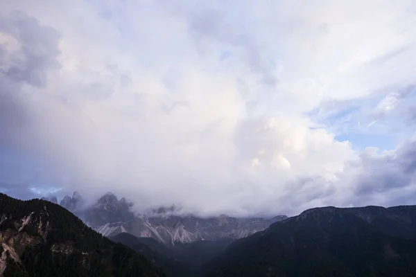 Сансет Веселка Val Funes Dolomites Alps Northern Italy — стокове фото
