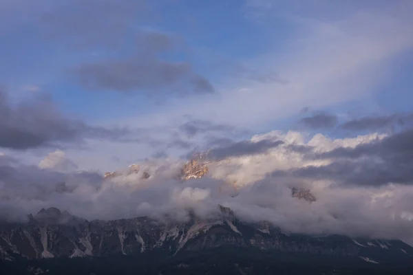 日落在意大利北部阿尔卑斯山的白云石山上 — 图库照片