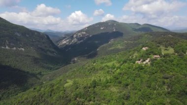 La Vall D En Bas, La Garrotxa, Girona, İspanya 'daki Coromina şelalesinin insansız hava aracı görüntüsü. 4K UHD