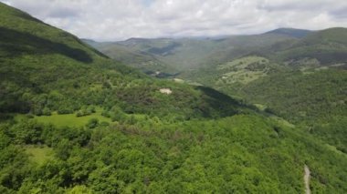 La Vall D En Bas, La Garrotxa, Girona, İspanya 'daki Coromina şelalesinin insansız hava aracı görüntüsü. 4K UHD