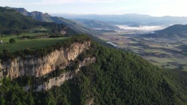 La Vall D En Bas, La Garrotxa, Girona, İspanya 'daki Coromina şelalesinin insansız hava aracı görüntüsü. 4K UHD