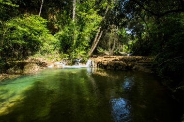 Salt Dels 'de bahar Murris şelalesi, La Garrotxa, Girona, İspanya.