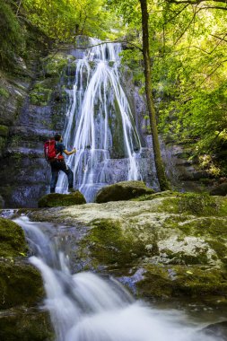 La Garrotxa, Girona, İspanya 'da İlkbahar Gorg De L Olla Şelalesi.
