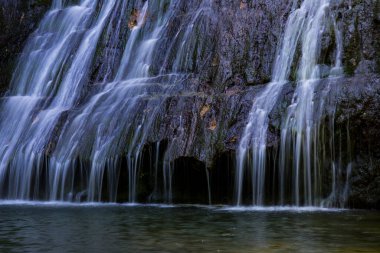 La Garrotxa, Girona, İspanya 'da İlkbahar Gorg De L Olla Şelalesi.