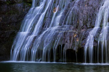 La Garrotxa, Girona, İspanya 'da İlkbahar Gorg De L Olla Şelalesi.