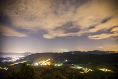 Gece gökyüzü Sant Miquel De Castello Kilisesi, La Garrotxa, İspanya.