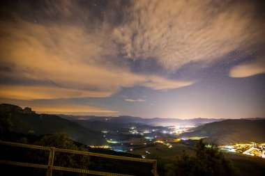 Gece gökyüzü Sant Miquel De Castello Kilisesi, La Garrotxa, İspanya.
