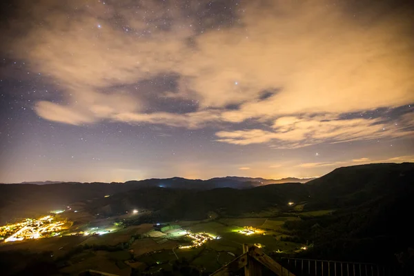 Cielo Nocturno Iglesia Sant Miquel Castello Garrotxa España — Foto de Stock