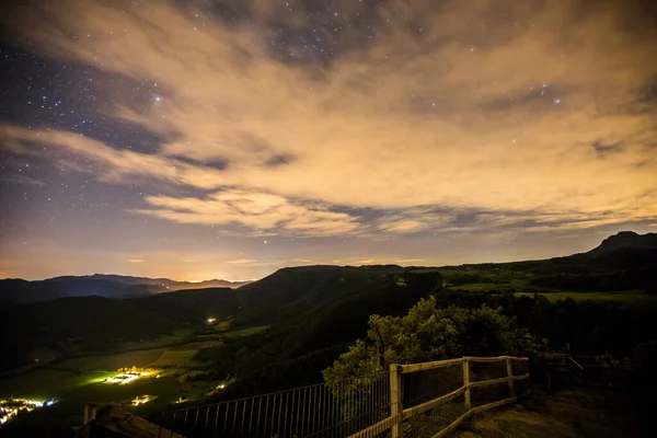 Cielo Nocturno Iglesia Sant Miquel Castello Garrotxa España — Foto de Stock